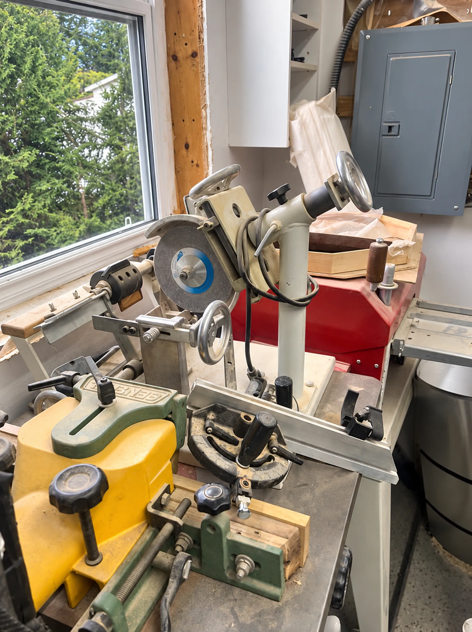 Poste d'affûtage et tour à bois près de la fenêtre de l'atelier