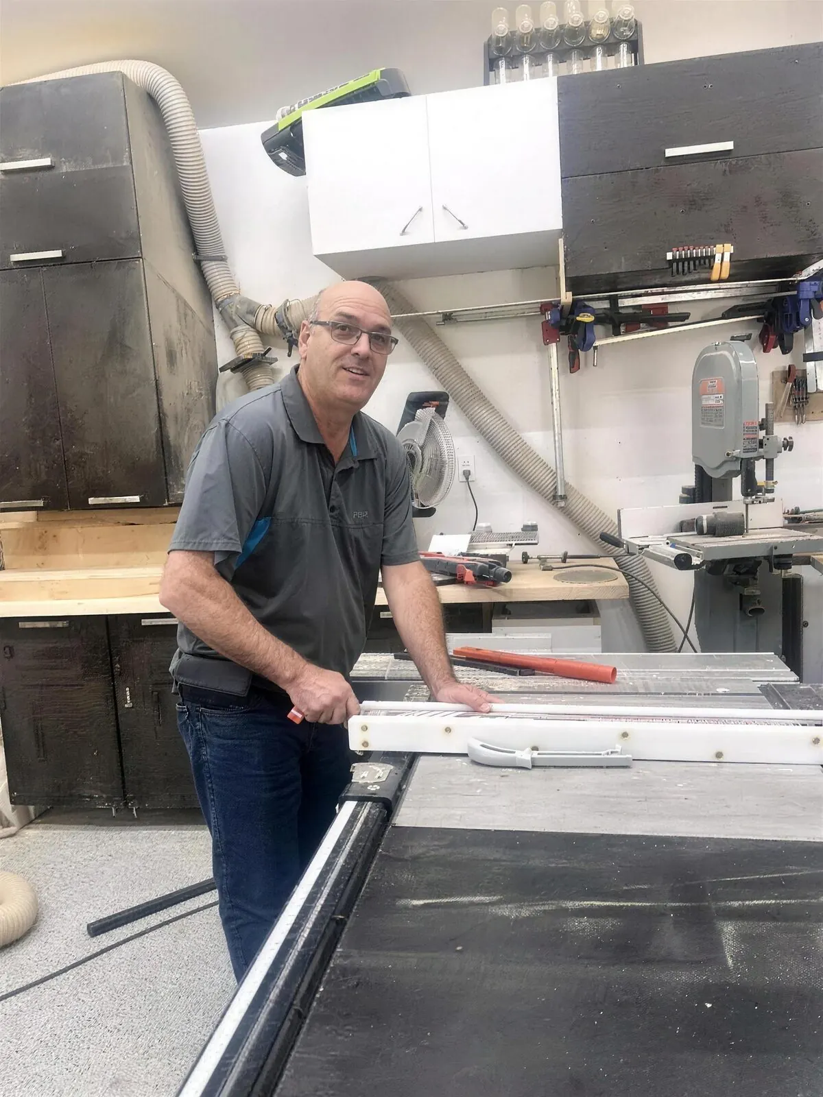 Sylvain Ouimet, ébéniste, au travail dans son atelier à Sainte-Julie